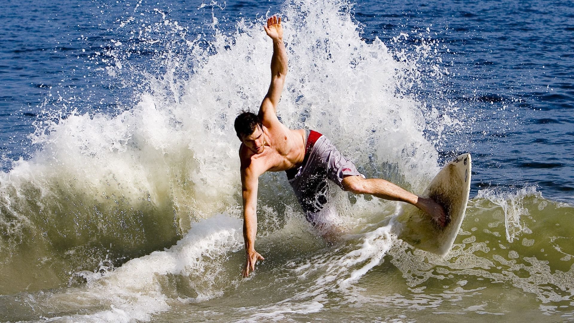 DB电竞下载-布伦森赛后评分拉满，北京队防守锁死新疆队—现代篮球的战术博弈启示